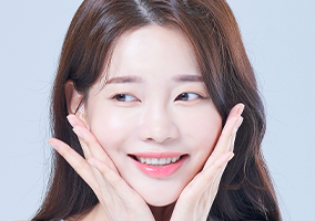 리프팅 시술 후 주름과 피부 탄력 개선 효과를 확인하는 모습