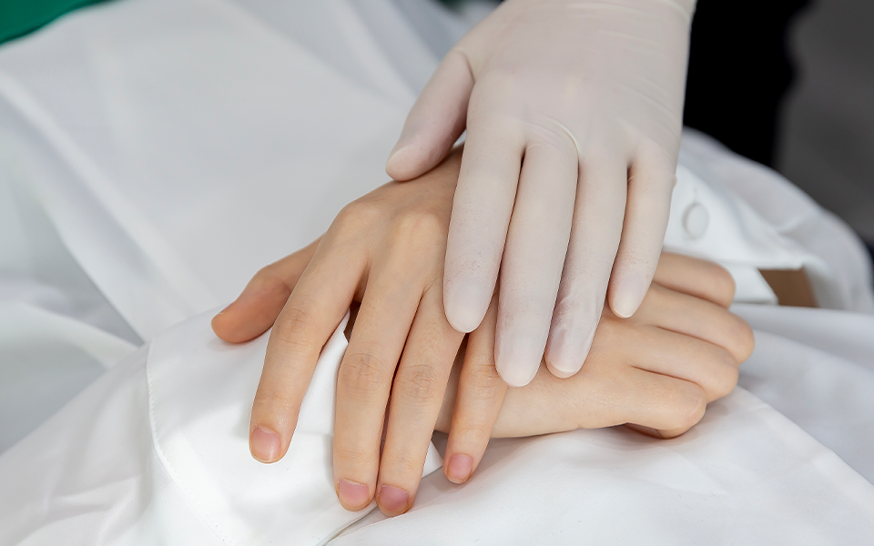 수술 중 환자의 상태를 확인하는 의료진