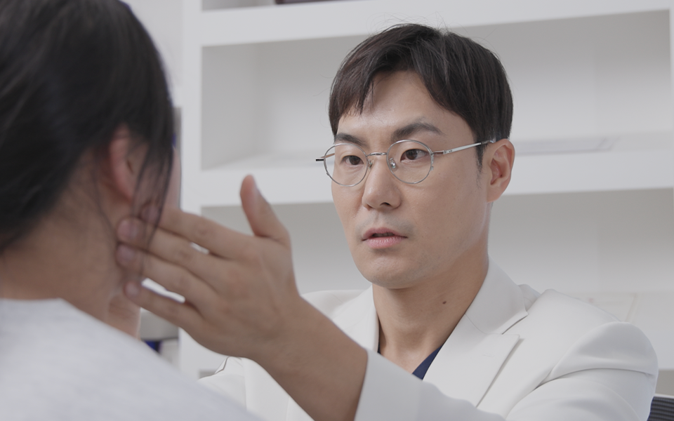 의료진이 환자를 직접 상담하고 진료하는 모습